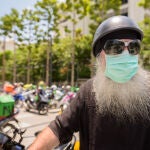 La presencia de barba en la cara complica el ajuste correcto de la mascarilla, favoreciendo las fugas de aire y permitiendo la entrada de los aerosoles