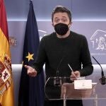 El líder de Más País, Íñigo Errejón, interviene durante una rueda de prensa anterior a una Junta de Portavoces convocada en el Congreso de los Diputados