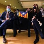 El Vicepresidente del Govern catalán, Pere Aragonès (i), y la presidenta del Parlament, Laura Borràs (d).