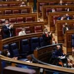 El vicepresidente segundo, Pablo Iglesias (d), recibe los aplausos del Gobierno y de la bancada socialista tras su discurso de despedida.
