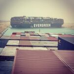 Así quedó el carguero Ever Given, atravesado en el Canal de Suez