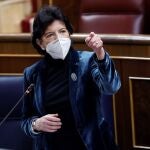 La ministra de Educación, Isabel Celaá durante la sesión de control al Gobierno