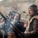 Varios bandoleros sujetan a Lucía la llanera (Bebe), en una escena de la serie