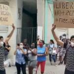 Luis Robles, con su pancarta en el centro de La Habana