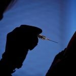 Una enfermera vacuna con AstraZeneca en el centro de atención primaria Casernes