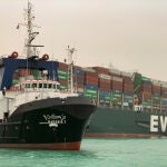 Un carguero trabaja en las labores de reflotamiento del carguero Ever Given en el Canal de Suez