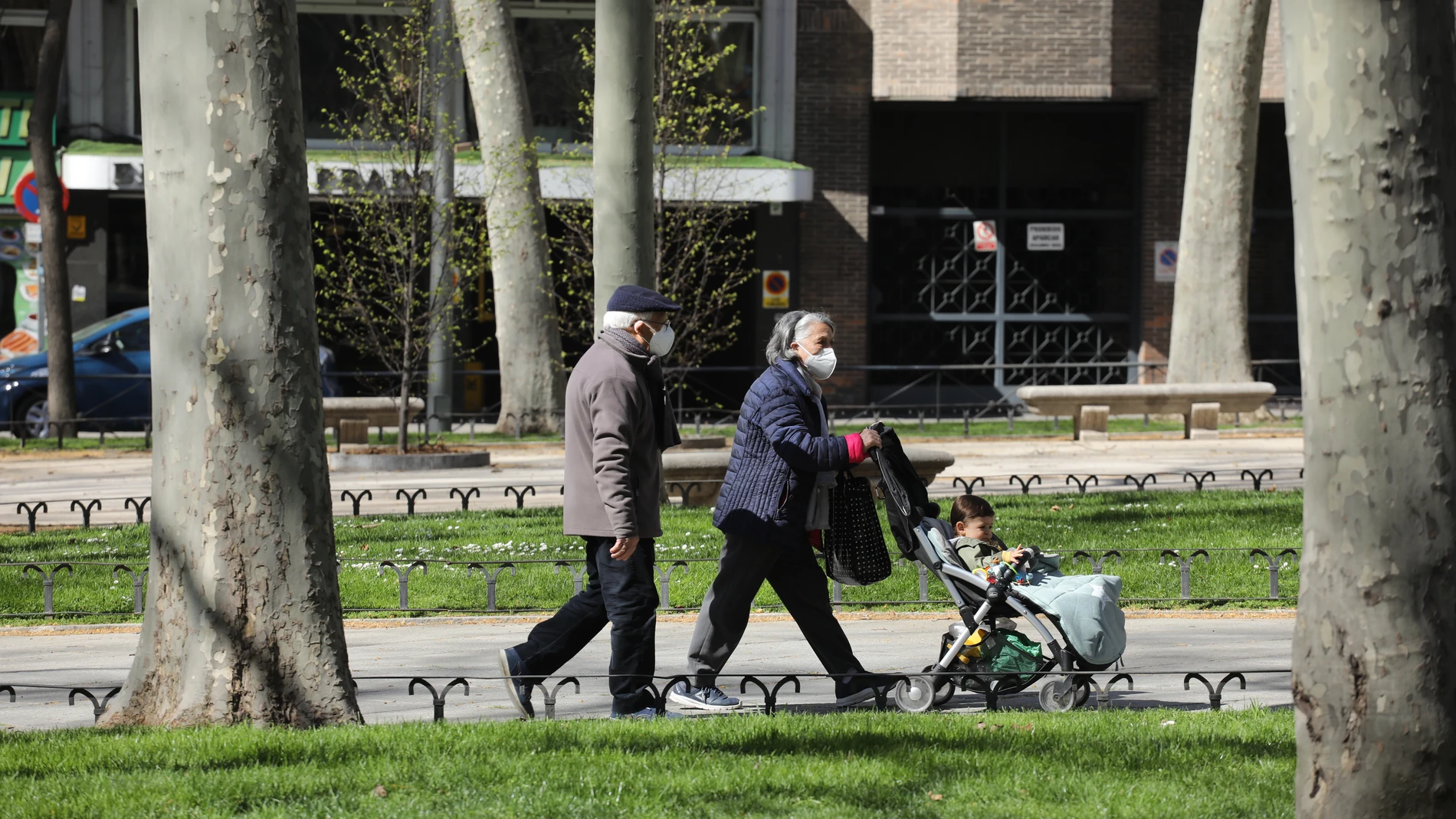 Pareja de jubilados paseando frente al Museo del Prado