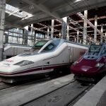 Vista de un tren AVE junto al tren del nuevo servicio de alta velocidad de bajo coste Avlo