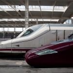 Vista de un tren AVE (izquierda) junto a uno de los trenes (derecha) del nuevo servicio de alta velocidad de bajo coste Avlo, de Renfe, en la estación de Madrid Atocha