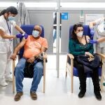 El caso de las vacunas, como las de la Covid-19, son el ejemplo paradigmático de ahorro de costes indirectos, ya que son una de las intervenciones de salud pública más coste-efectivas