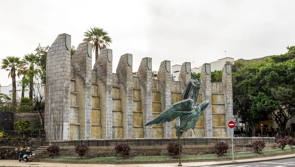 El monumento de la disputa, obra de obra de Juan de Ávalos, situado desde 1966 en la avenida de Anaga de Santa Cruz de Tenerife
