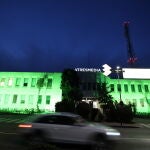 Edificio de Atresmedia iluminada la fachada de verde por el 15 aniversario de la sexta