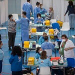 Administración de la vacuna contra la COVID-19 de AstraZeneca en el pabellón SADUS Sevilla