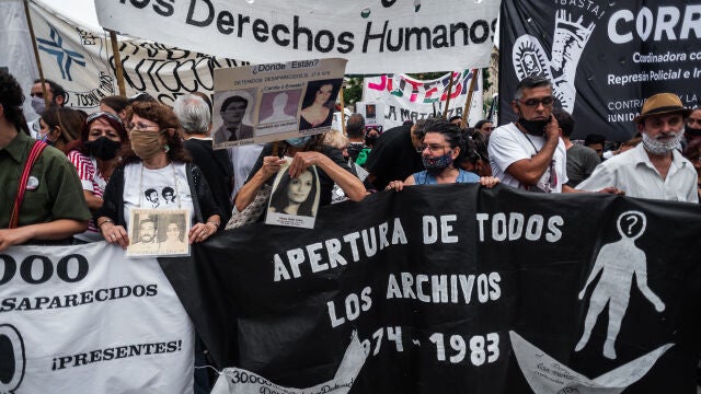 24 March 2021, Argentina, Buenos Aires: People take part in a rally to mark the "Day of Remembrance for Truth and Justice" which commemorates the victims of the "Dirty War", the name used by the civic-military dictatorship of Argentina for a period of state terrorism between 1976 and 1983, during which between 9,000 and 30,000 people are estimated to have been killed or disappeared. Photo: Alejo Manuel Avila/SOPA Images via ZUMA Wire/dpaAlejo Manuel Avila/SOPA Images v / DPA24/03/2021 ONLY FOR USE IN SPAIN