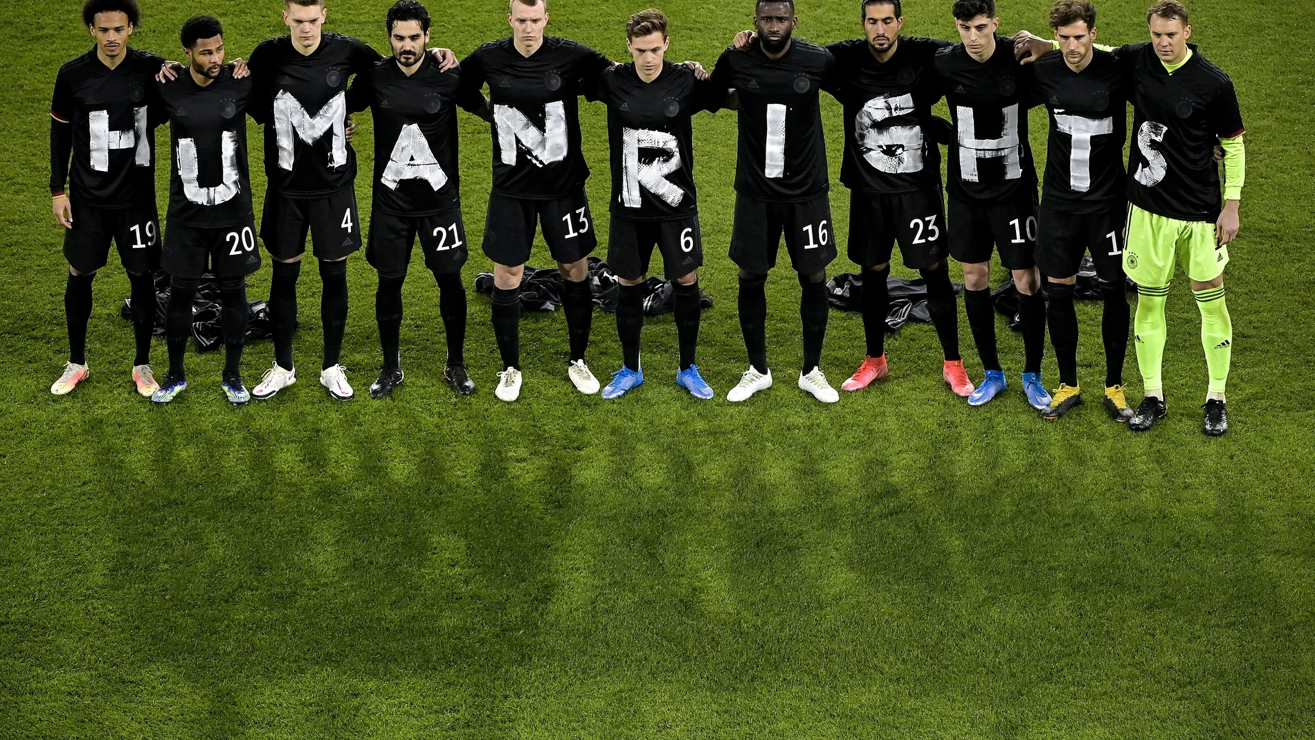 Duisburg (Germany), 25/03/2021.- Germany'Äôs starting eleven wear jerseys reading "Human Rights" as they line up prior to the FIFA World Cup 2022 qualifying soccer match between Germany and Iceland in Duisburg, Germany, 25 March 2021. (Mundial de Fútbol, Alemania, Islandia) EFE/EPA/TOBIAS SCHWARZ / POOL