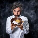 Diego Guerrero muestra algunos de los platos que ha preparado para "la última Cena"