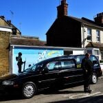 Preparación de un cortejo funerario para una persona que murió después de contraer covid en la isla de Sheppey, el pasado 19 de marzo