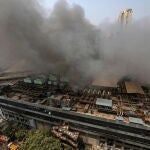 Mumbai (India), 26/03/2021.- Smoke rises from a fire that broke out at a Covid-19 hospital inside a mall in Mumbai, India, 26 March 2021. At least 10 people were killed and several others were evacuated after a fire broke out overnight at the Dreams Mall Sunrise Hospital. (Incendio) EFE/EPA/DIVYAKANT SOLANKI