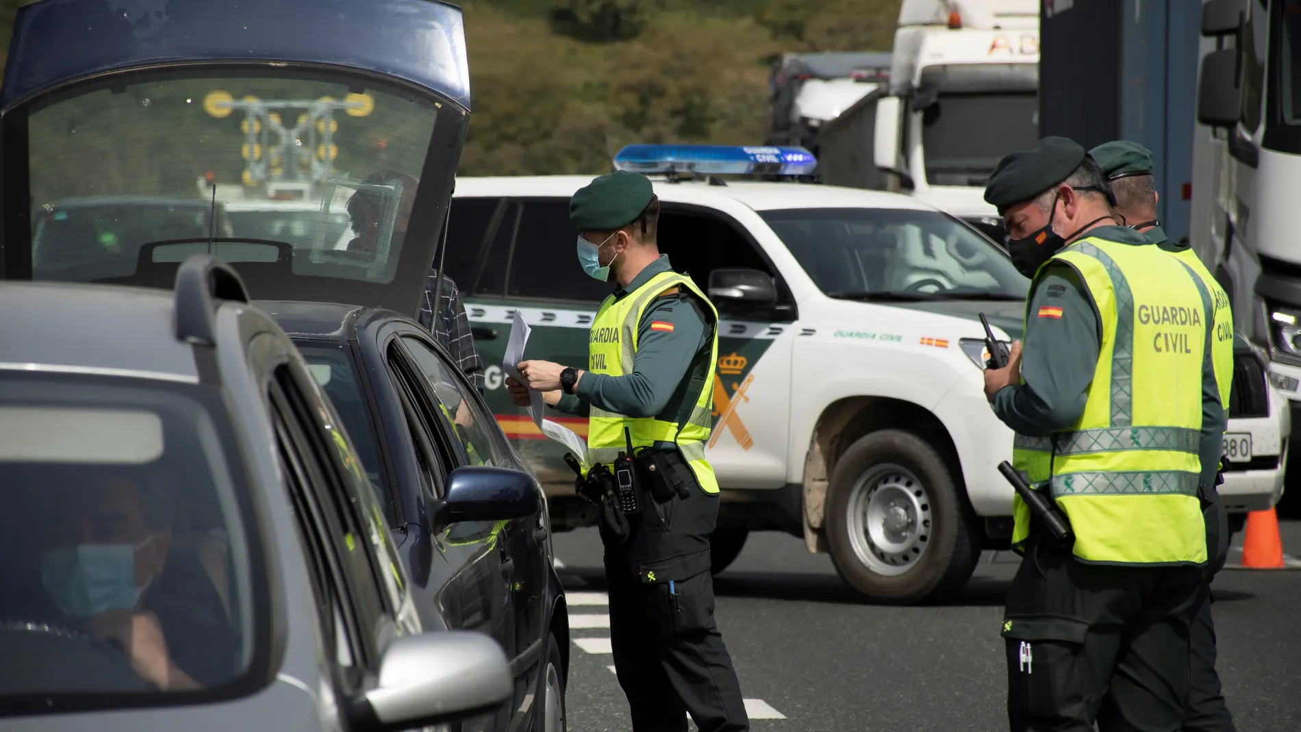 Control de tráfico interprovincial de la Guardia civil en el km 768 de la A66 sentido Sevilla