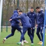 Los jugadores del Mirandés, en un entrenamiento