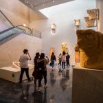 Varias personas visitan el Museo del Teatro Romano