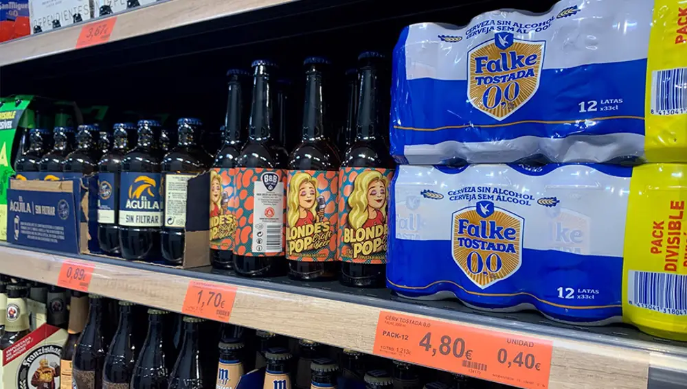 Lineal de un supermercado Mercadona con la cerveza Falke Tostada 0,0% en primer lugar