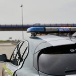 Un coche de la Guardia Civil de Tráfico durante un control en la carretera
