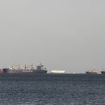 Barcos a la espera de cruzar el Canal de Suez
