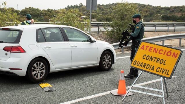 Control de tráfico interprovincial de la Guardia civil en el km 768 de la A66 sentido Sevilla, cerca de la entrada en Andalucía por la vía de la Plata