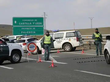 Control perimetral de la Guardia Civil en la A67 en el límite de Castilla y León con Cantabria en la provincia de Palencia Control perimetral de la Guardia Civil en la A67 en el límite de Castilla y León con Cantabria en la provincia de Palencia