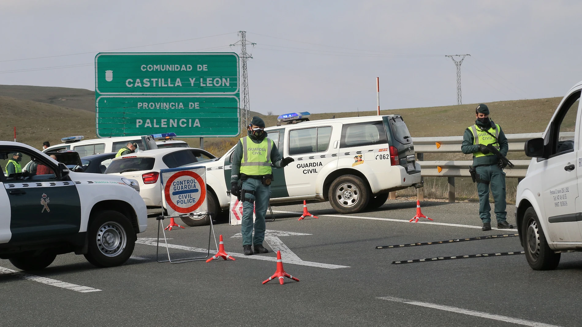 Control perimetral de la Guardia Civil en la A67 en el límite de Castilla y León con Cantabria en la provincia de Palencia