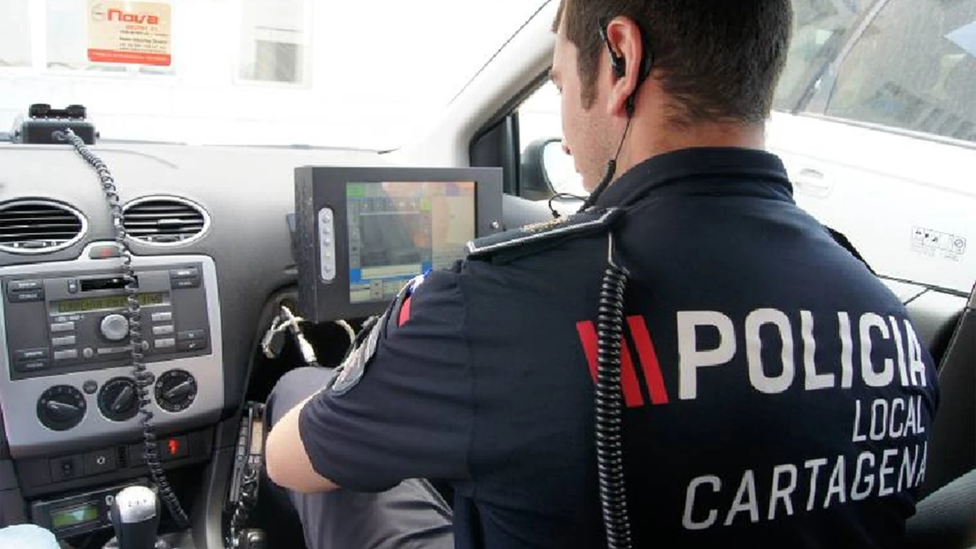 Un agente de Policía Local de Cartagena en un control de velocidad