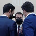 Pere Aragonès, conversando con Roger Torrent y Sergi Sabrià en el Parlament