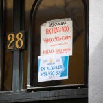 Un anuncio de alquiler en un edificio en Madrid