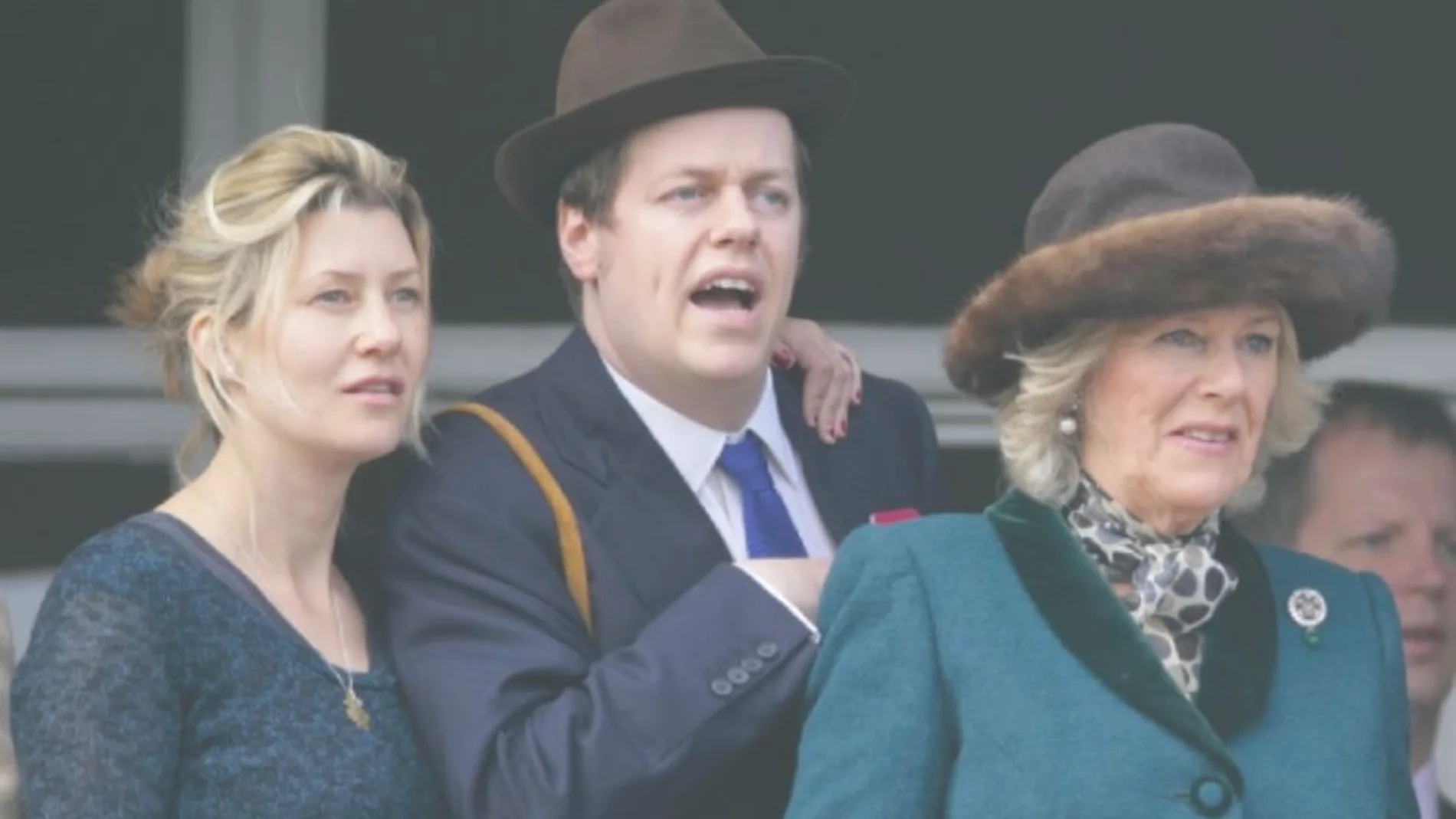 Alice Procope, a la izquierda, junto a su novio Tom, hijo de Camilla Parker Bowles