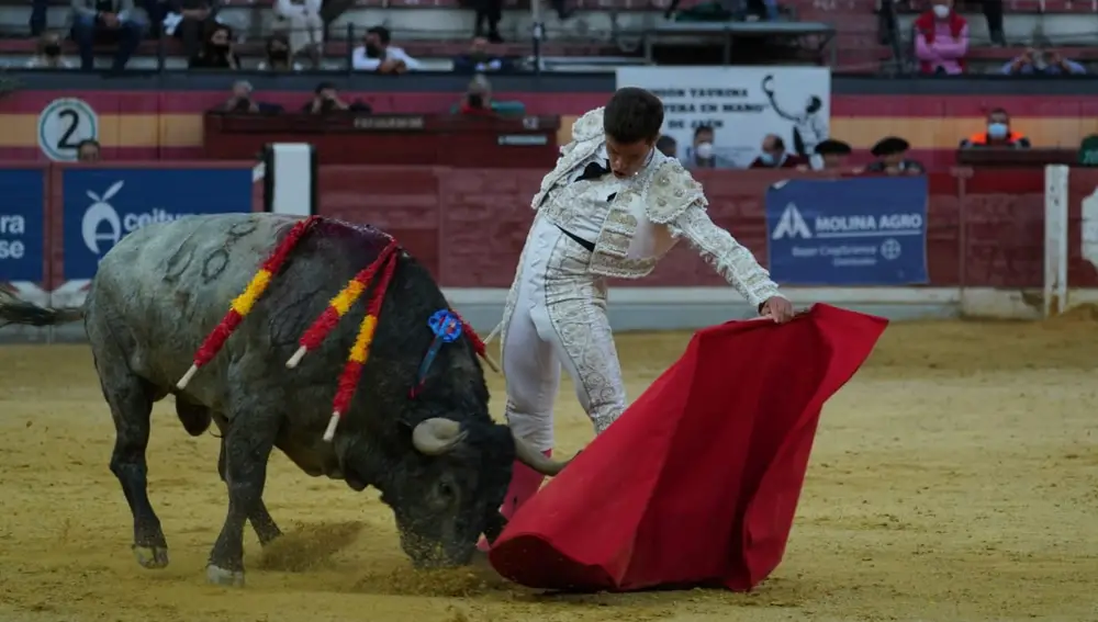 Rubén Pinar en un pase durante la corrida
