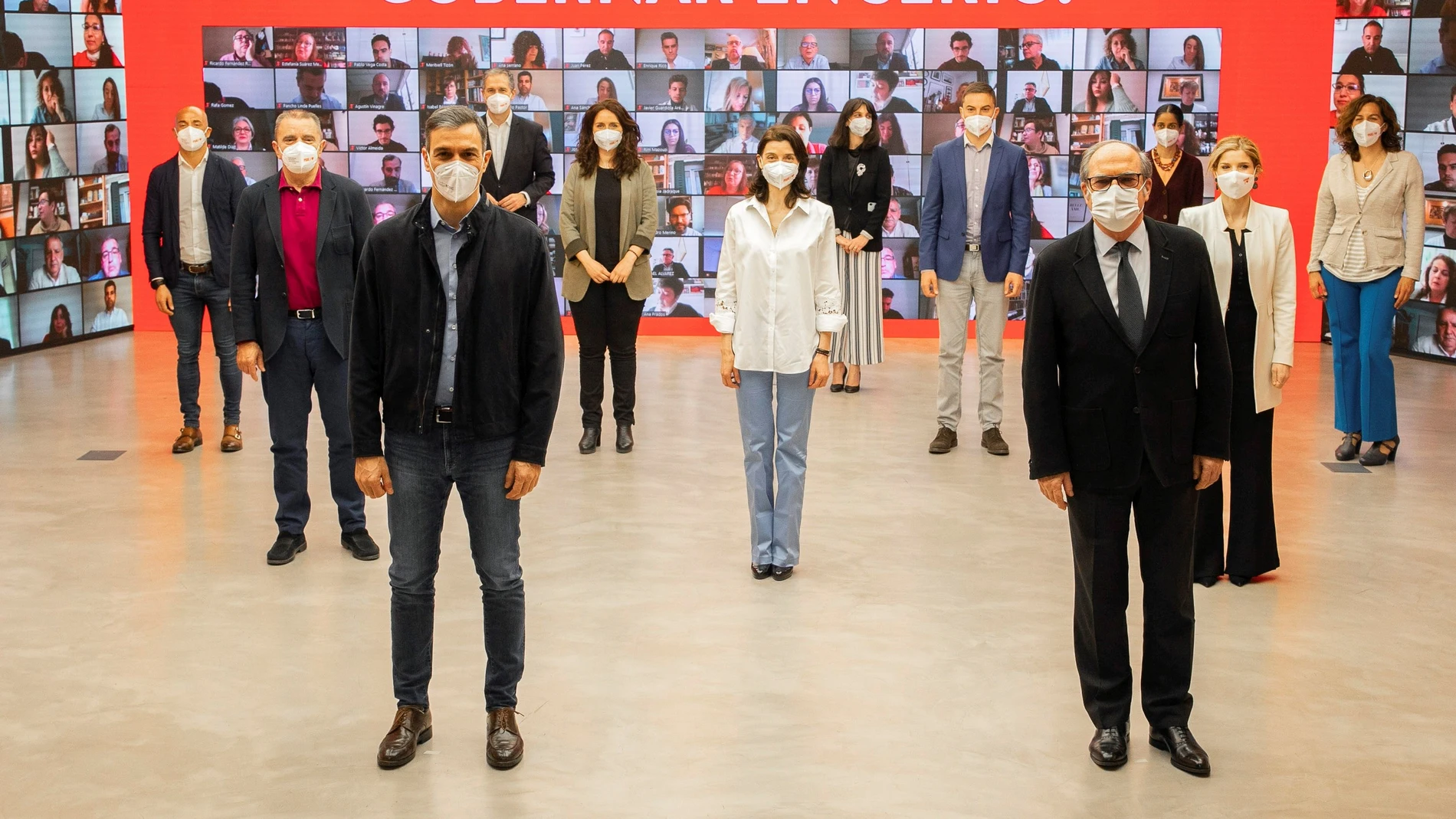 El presidente del Gobierno, Pedro Sánchez (i) junto con el candidato socialista para la presidencia de la Comunidad de Madrid, Ángel Gabilondo (d) durante la presentación de Gabilondo como candidato en Madrid