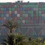 Vista del súper portacontenedores de bandera panameña Ever Given encallado en el Canal de Suez este sábado