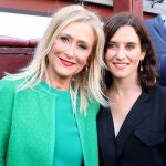Cristina Cifuentes e Isabel Díaz Ayuso en el plaza de toros de Las Ventas, en una imagen de archivo