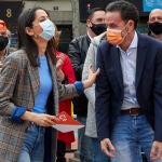 La líder de Ciudadanos, Inés Arrimadas y el portavoz parlamentario de Cs, Edmundo Bal durante su presentación como candidato a la presidencia de la Comunidad de Madrid en la Plaza de Santa Ana, en Madrid (España), a 27 de marzo de 2021. La presentación como candidatos del partido naranja es después de vencer esta semana en las primarias de la formación por un 89,43% de los votos.27 MARZO 2021;CIUDADANOS;EDMUNDO BAL;PRESIDENCIA DE LA COMUNIDAD DE MADRID;ELECCIONES;4 DE MAYOJesús Hellín / Europa Press27/03/2021