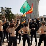Activistas de Femen irrumpen en un acto de afirmación nacional organizado por diversos colectivos franquistas en el Arco de la Victoria en Madrid este domingo.