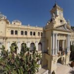 Vista de la fachada principal del Ayuntamiento de Málaga