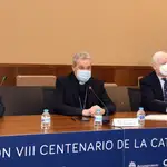 El presidente y vicepresidente de la Fundación VIII Centenario de la Catedral. Burgos 2021, Mario Iceta (C), y Antonio Méndez Pozo (D), respectivamente, y el presidente del Cabildo Catedralicio de Burgos, Pablo González (I), ofrecen una rueda de prensa para informar de los acuerdos adoptados durante la reunión del Patronato del 25 de marzo