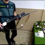 Un agente, con algunas de las armas intervenidas