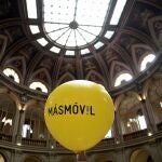 Un globo con el logo de MásMóvil durante su debut en la Bolsa en Madrid