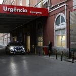 Un coche de policía en la entrada de Urgencias del hospital San José de Lisboa.