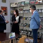 La consejera Ana Carlota Amigo conversa con Juan Carlos Rodríguez en presencia de Juan Martínez Majo