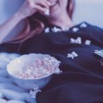 Comiendo palomitas mientras ve la televisión. JESHOOTS.COM @jeshoots para Unsplash