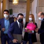 El candidato de ERC a la presidencia de la Generalitat, Pere Aragonès, conversa con los diputados de En Comú-Podem, Jessica Albiach, David Cid (i) y Joan Carles Gallego, durante un receso de la segunda sesión del debate de investidura