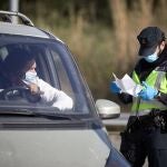 La Policía Nacional comprueba desde este martes en la localidad fronteriza de La Jonquera que las personas que acceden a España por este paso principal de conexión por carretera con el país vecino cuenten con un certificado de prueba PCR negativa.